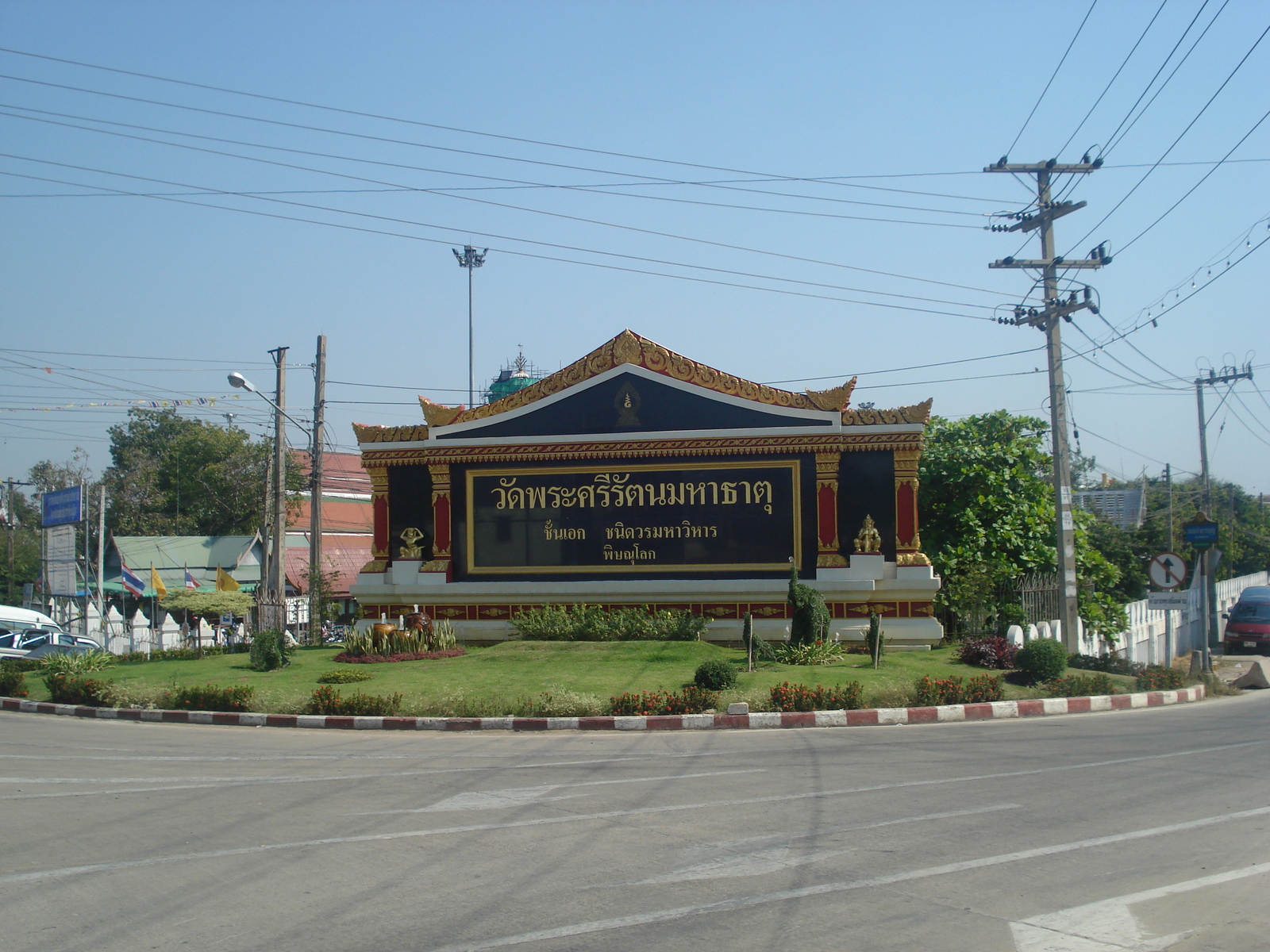 Picture Thailand Phitsanulok Wat Pra Sri Rattana Mahathat Vora Maha Vihar 2008-01 32 - Perspective Wat Pra Sri Rattana Mahathat Vora Maha Vihar