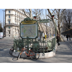 Picture France Paris 17th Arrondissement Boulevard de Courcelles 2006-03 0 - Flight Boulevard de Courcelles