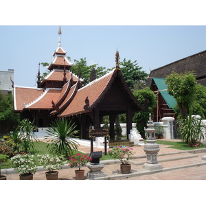 Picture Thailand Chiang Mai Inside Canal Wat Chediluang Varaviharn temple 2006-04 20 - Car Wat Chediluang Varaviharn temple