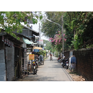 Picture Thailand Chiang Mai Inside Canal Rad Cha Dom Nurn (Walking Street) 2006-04 12 - Tourist Rad Cha Dom Nurn (Walking Street)