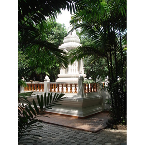 Picture Thailand Chiang Mai Inside Canal Wat Phra Sing temple 2006-04 17 - Perspective Wat Phra Sing temple