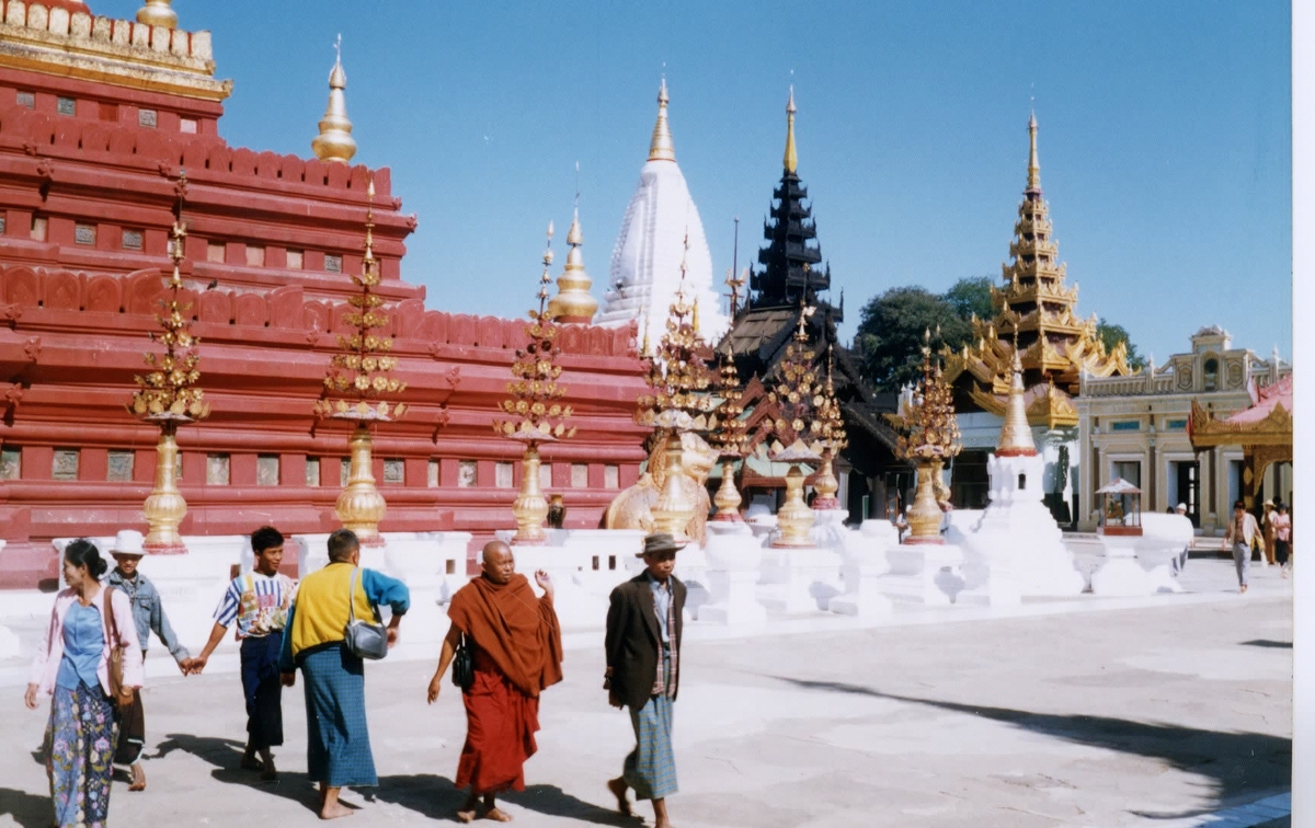 Picture Myanmar Pagan 1998-01 11 - Street Pagan