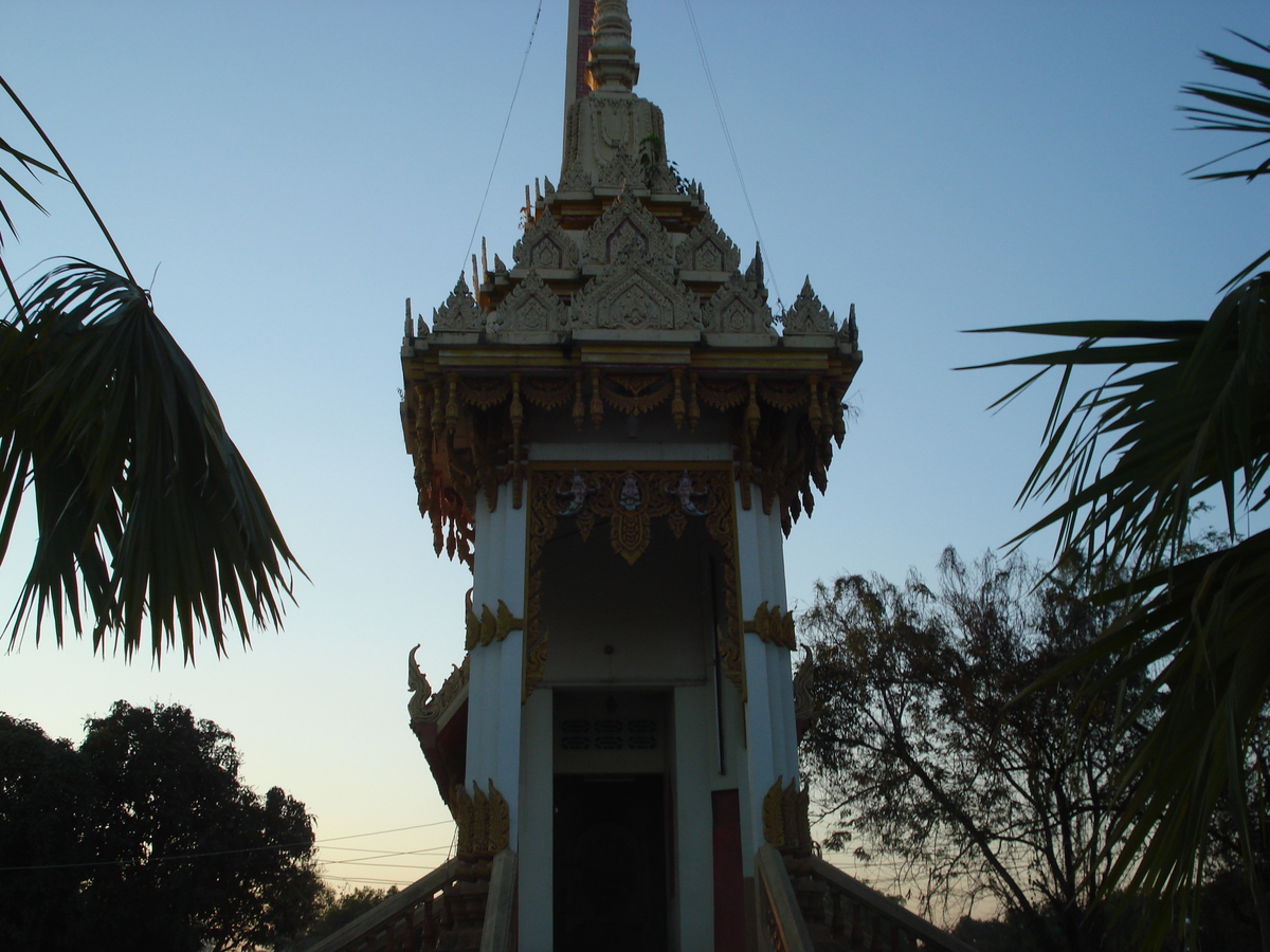 Picture Thailand Phitsanulok Wat Jomthong 2008-01 21 - Lakes Wat Jomthong