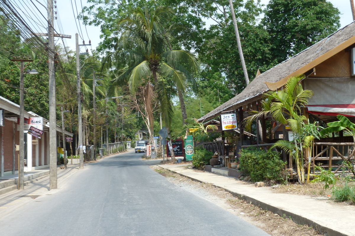 Picture Thailand Ko Chang Island road 2011-02 26 - Saving Island road