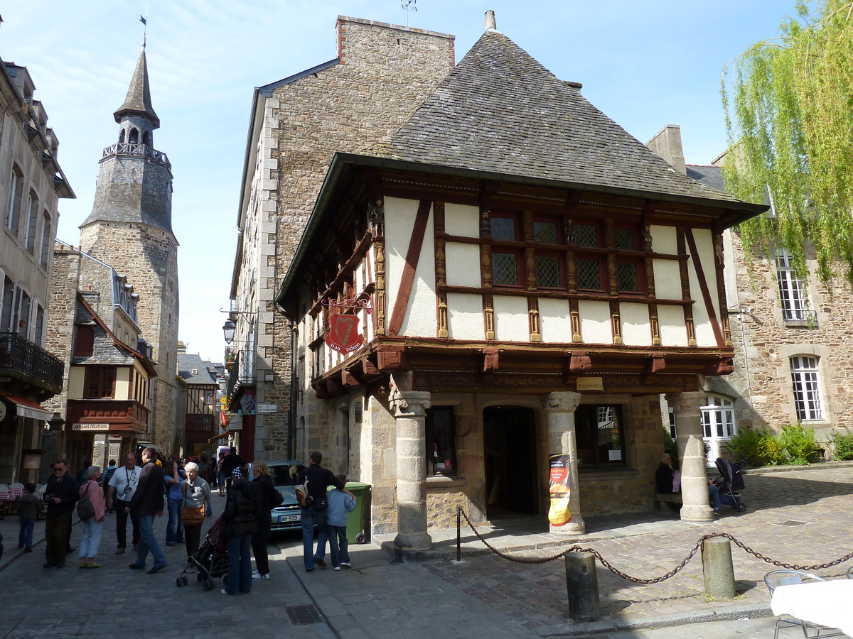 Picture France Dinan 2010-04 25 - Monument Dinan