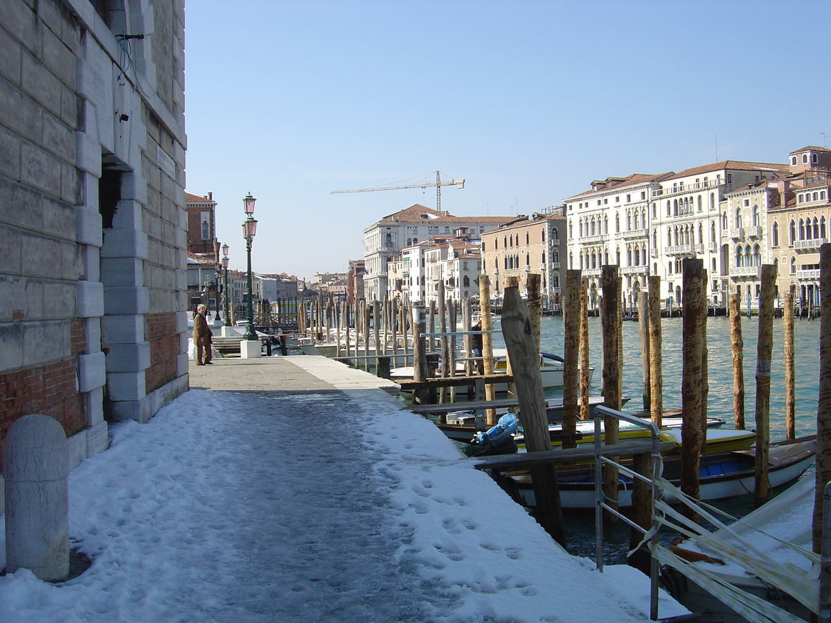 Picture Italy Venice 2005-03 50 - Hotel Pools Venice