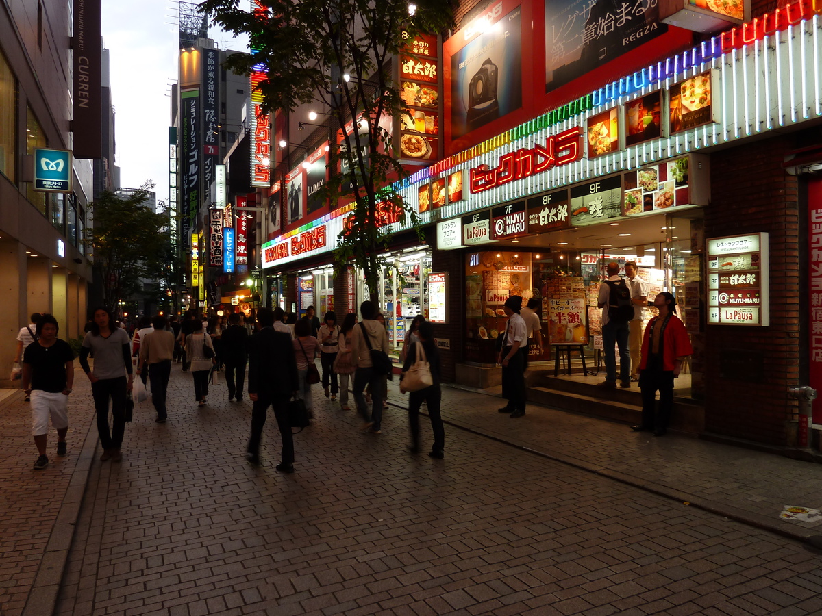 Picture Japan Tokyo Shinjuku 2010-06 44 - Hot Season Shinjuku