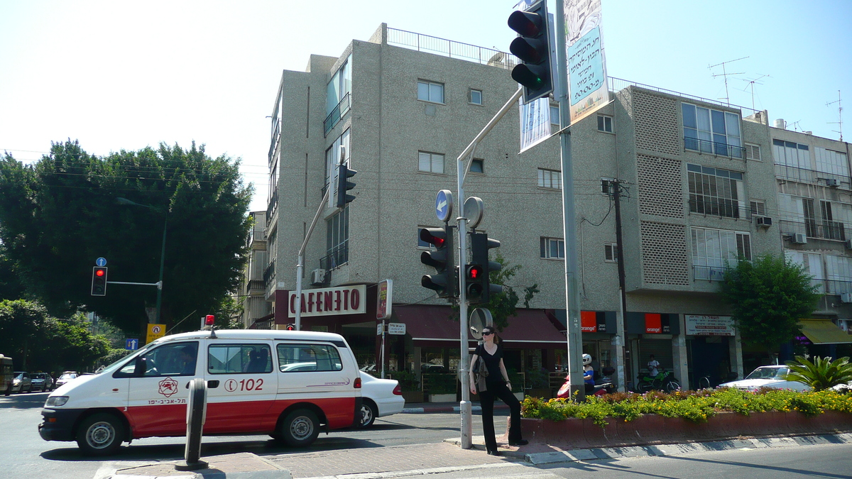 Picture Israel Tel Aviv Ibn Gvirol Street 2007-06 7 - Spring Ibn Gvirol Street