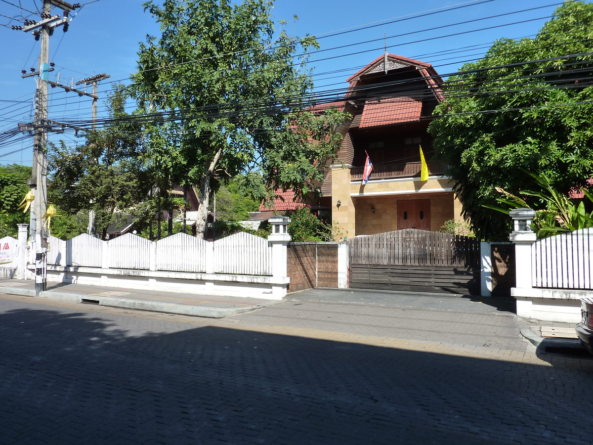 Picture Thailand Chiang Mai Rachadamnoen road 2009-12 11 - Monuments Rachadamnoen road