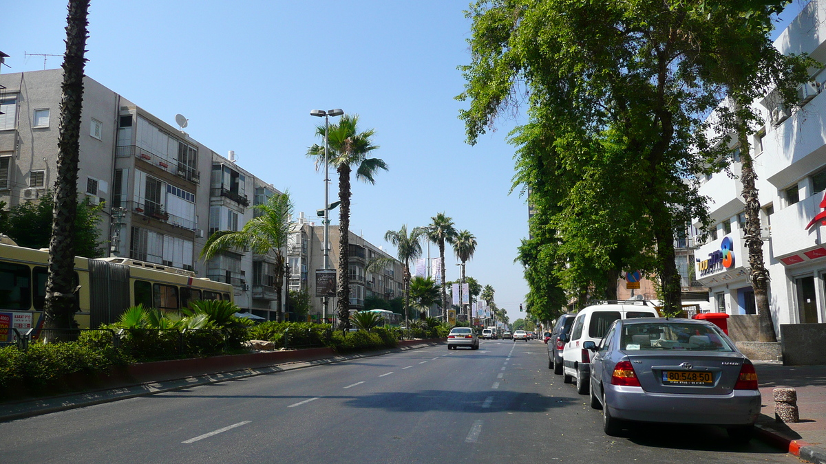 Picture Israel Tel Aviv Ibn Gvirol Street 2007-06 32 - Streets Ibn Gvirol Street