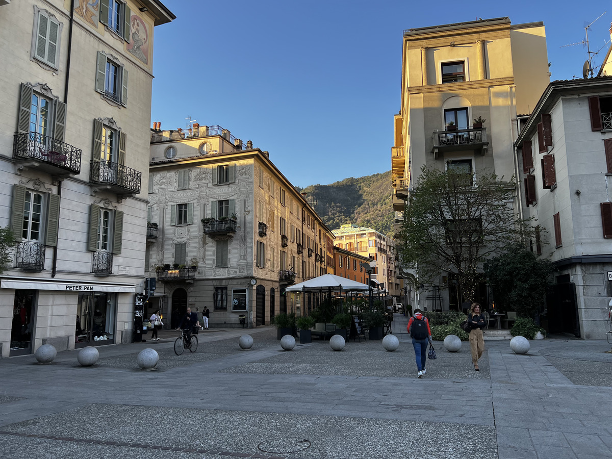 Picture Italy Como 2023-10 15 - Monument Como