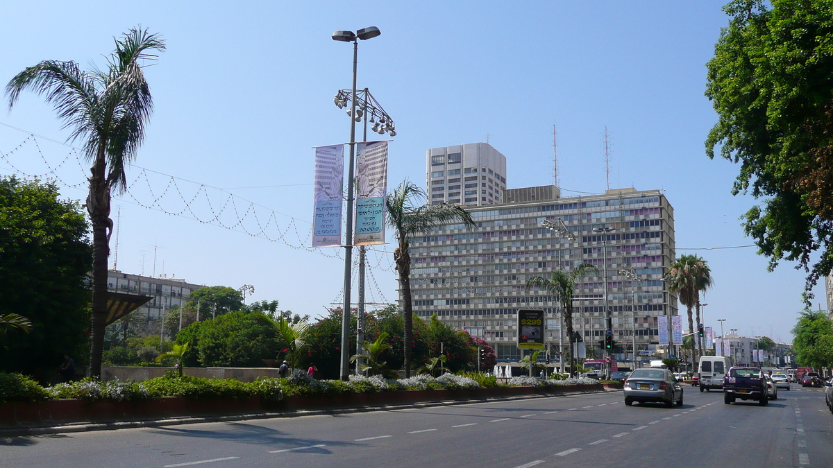 Picture Israel Tel Aviv Ibn Gvirol Street 2007-06 35 - Lands Ibn Gvirol Street