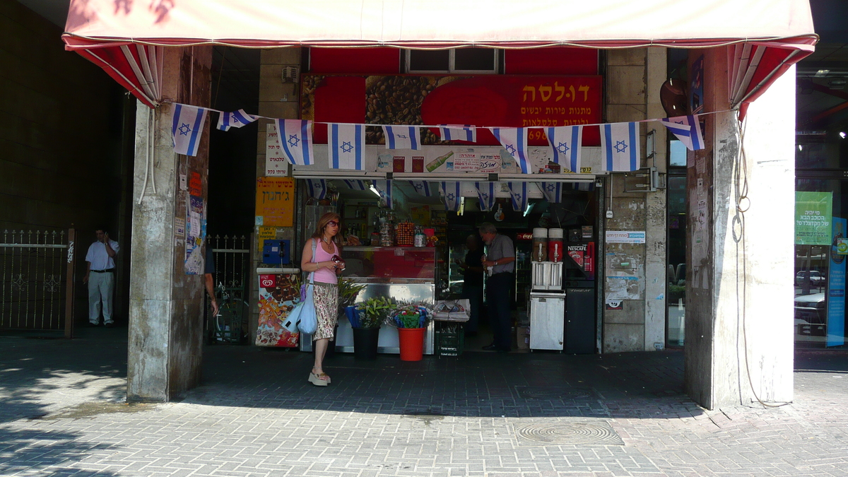 Picture Israel Tel Aviv Ibn Gvirol Street 2007-06 12 - Rain Season Ibn Gvirol Street