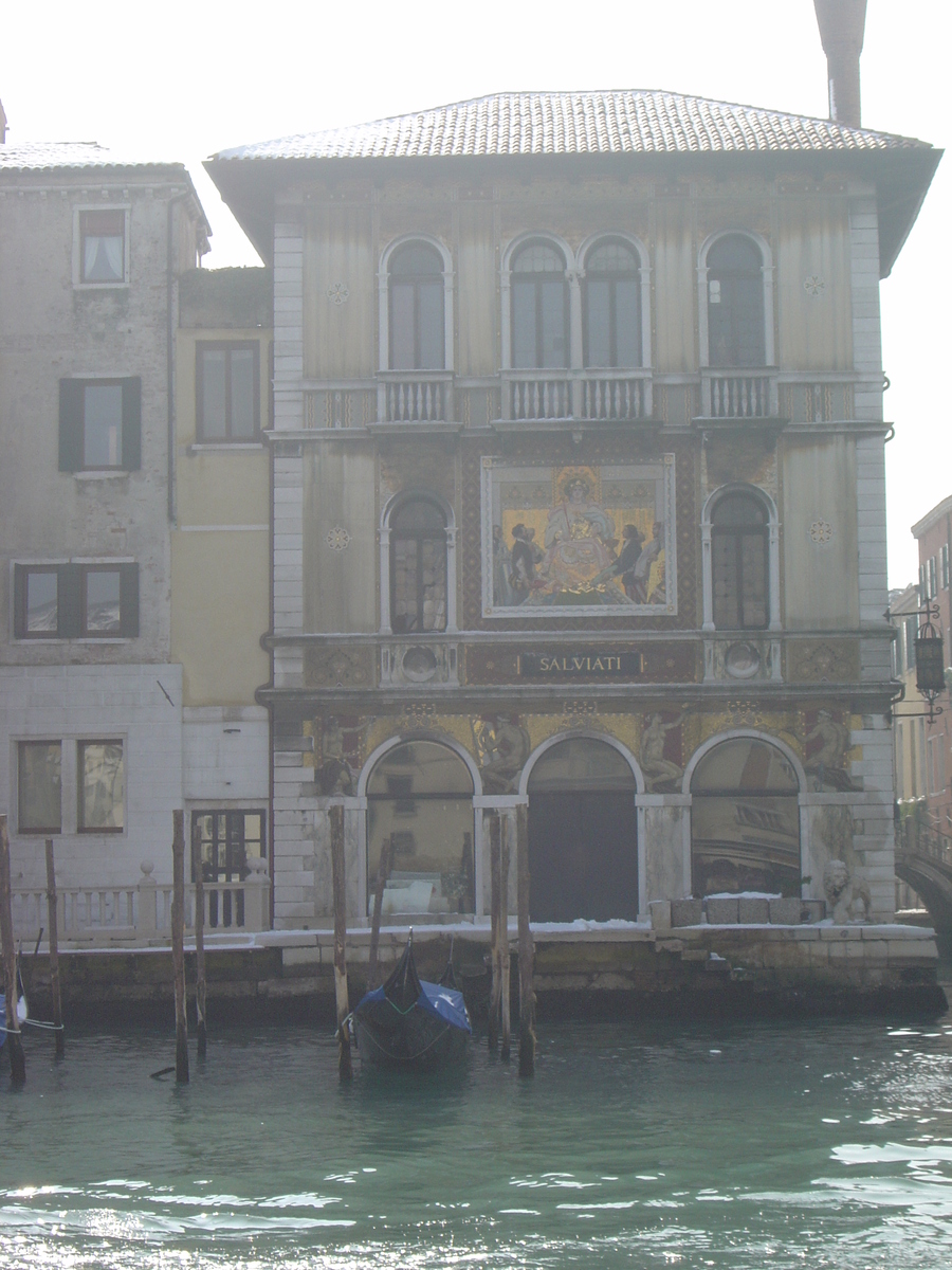 Picture Italy Venice 2005-03 77 - Waterfall Venice