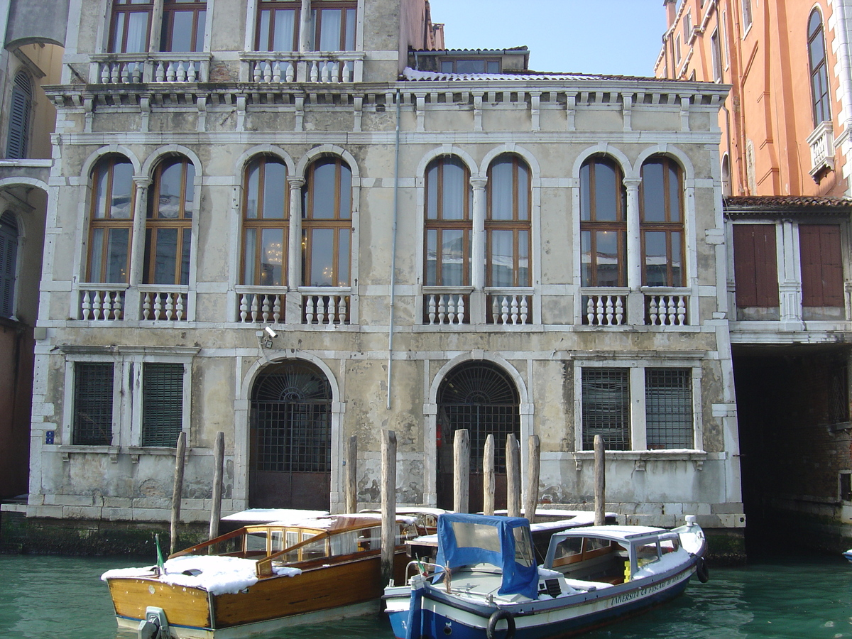 Picture Italy Venice 2005-03 35 - Hotel Pools Venice