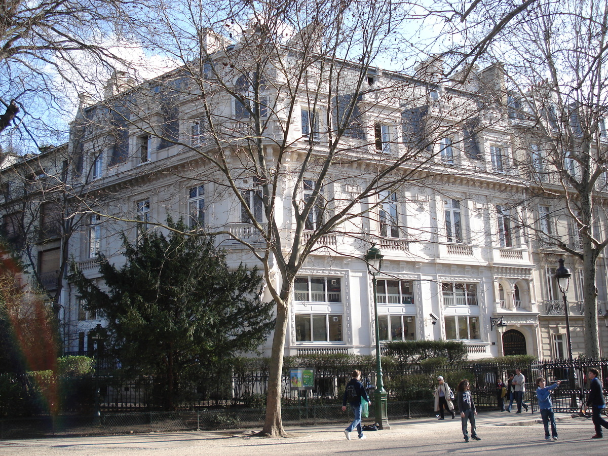 Picture France Paris Monceau Garden 2006-03 23 - Transport Monceau Garden