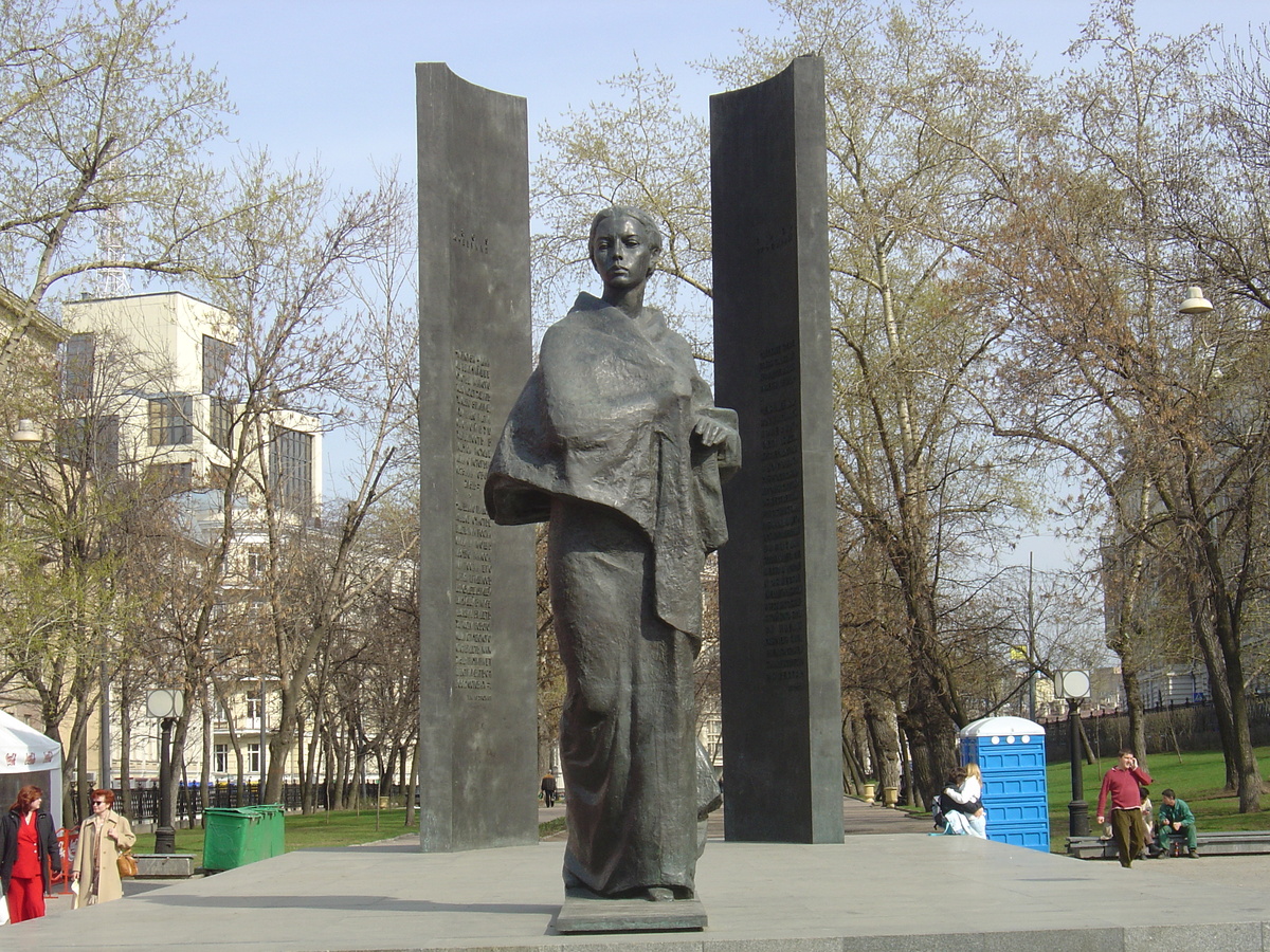 Picture Russia Moscow 2005-04 61 - Monument Moscow