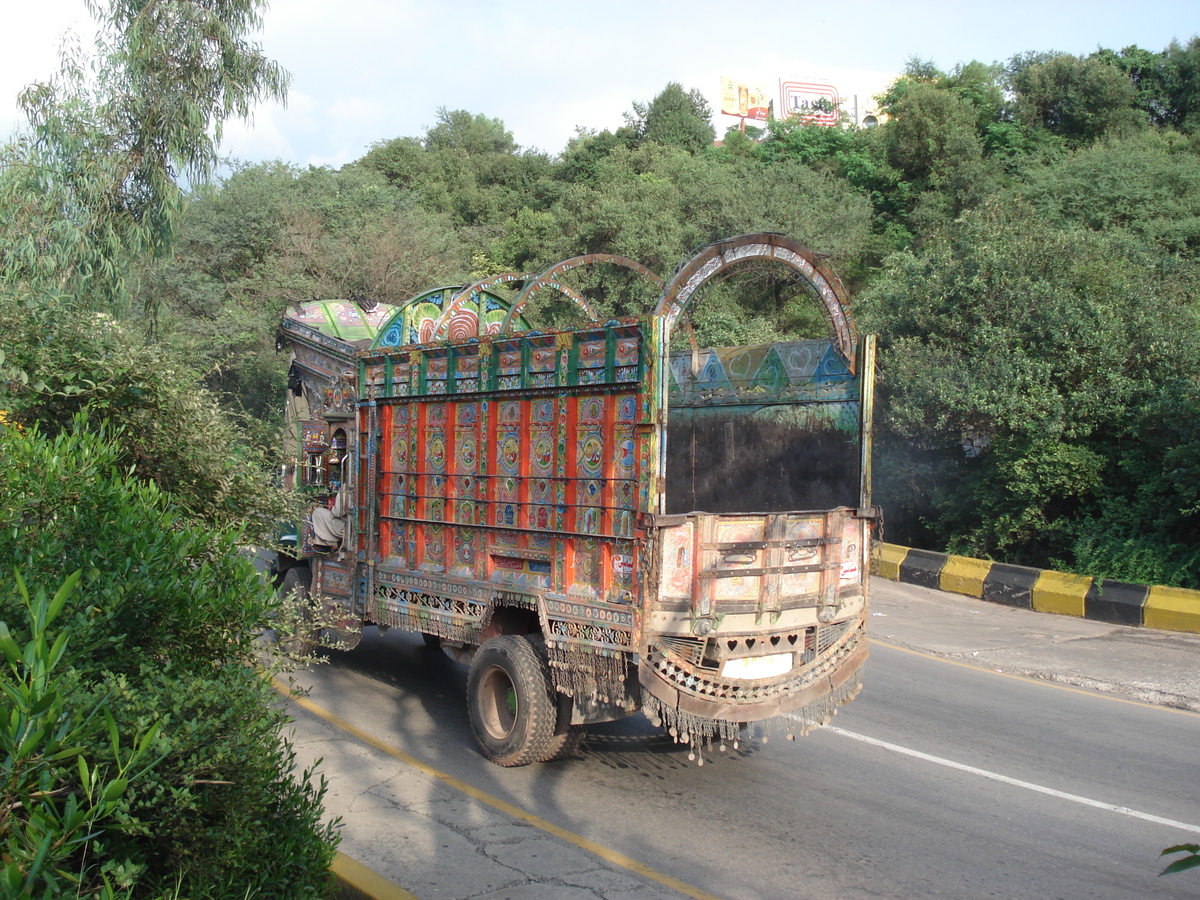 Picture Pakistan Islamabad to Murree road 2006-08 119 - Street Islamabad to Murree road