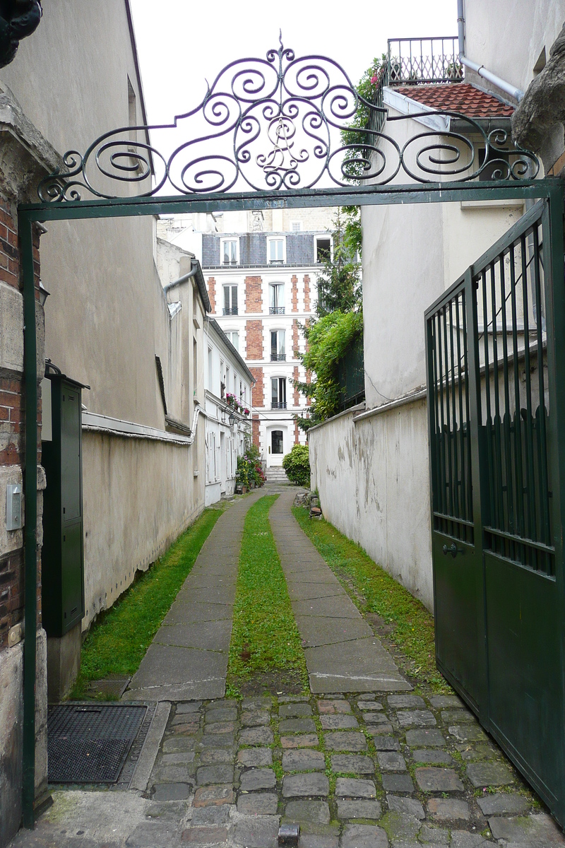 Picture France Paris Montmartre 2007-06 44 - Savings Montmartre