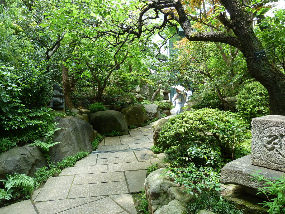 Picture Japan Tokyo Nezu Museum 2010-06 10 - Waterfalls Nezu Museum