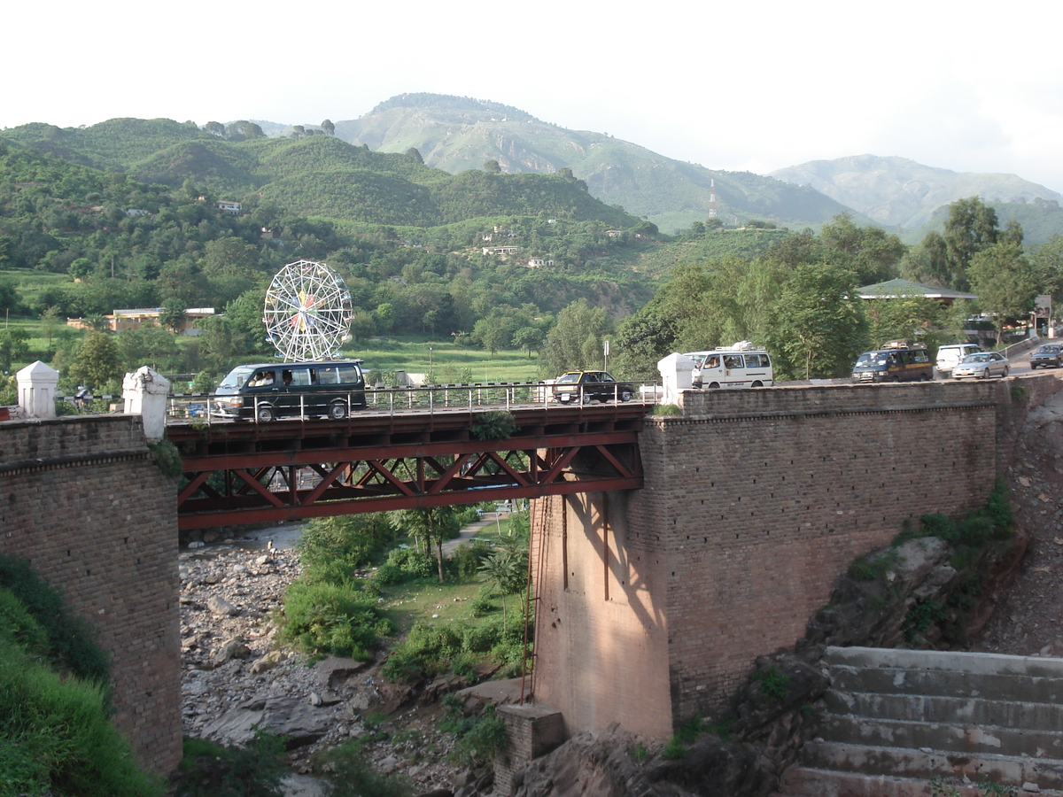 Picture Pakistan Islamabad to Murree road 2006-08 13 - Lakes Islamabad to Murree road