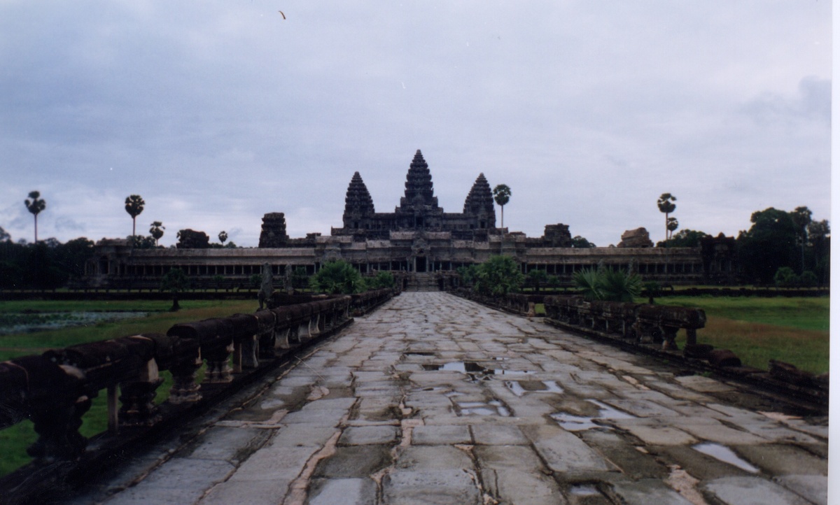 Picture Cambodia Angkor 1996-06 3 - Sunrise Angkor