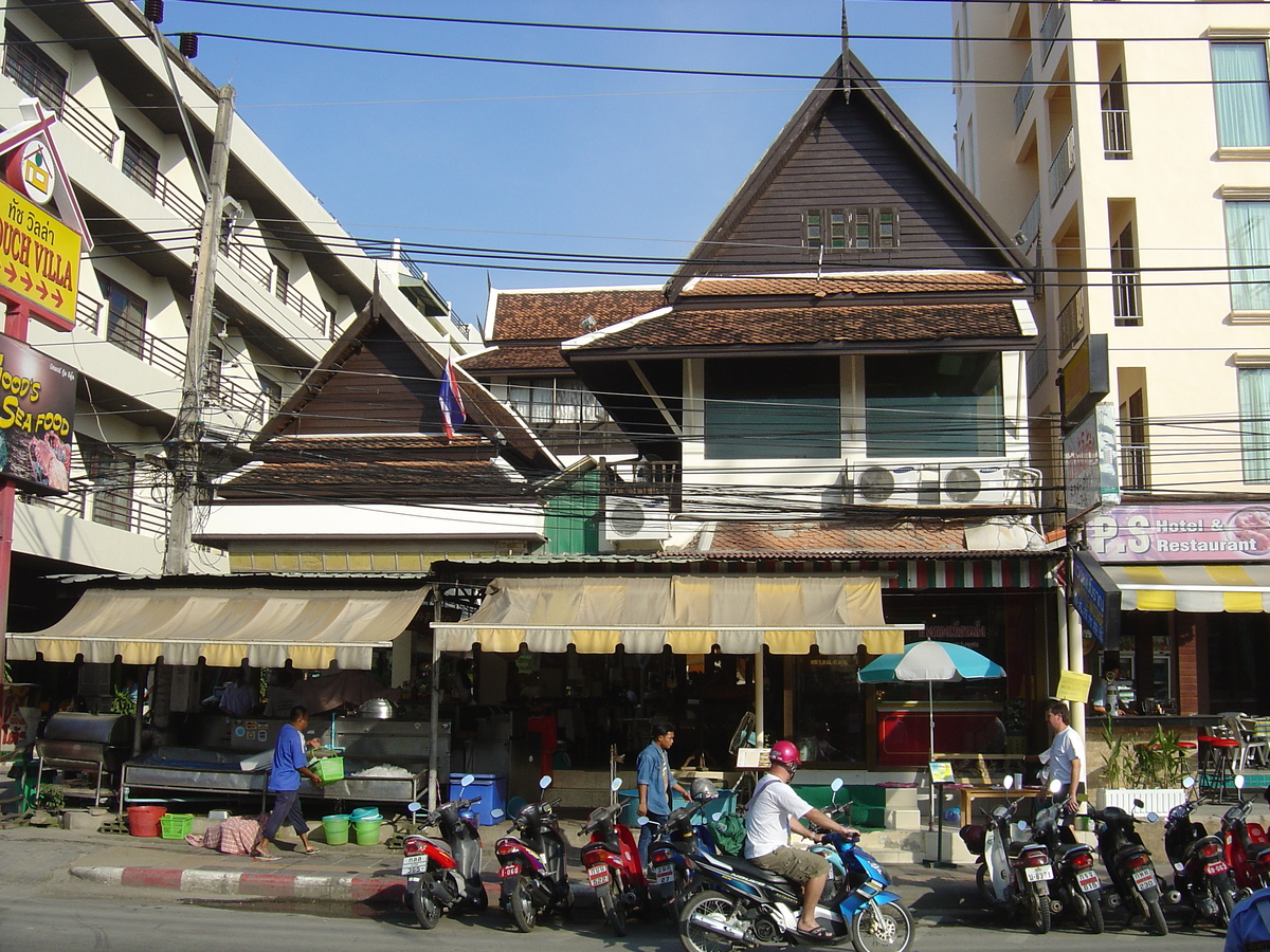 Picture Thailand Phuket Patong 2nd Road 2005-12 25 - Monument 2nd Road