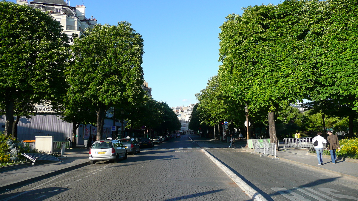 Picture France Paris Champs Elysees 2007-04 68 - Savings Champs Elysees