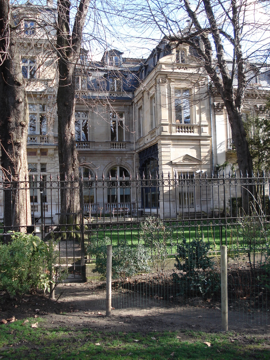 Picture France Paris Monceau Garden 2006-03 49 - City View Monceau Garden