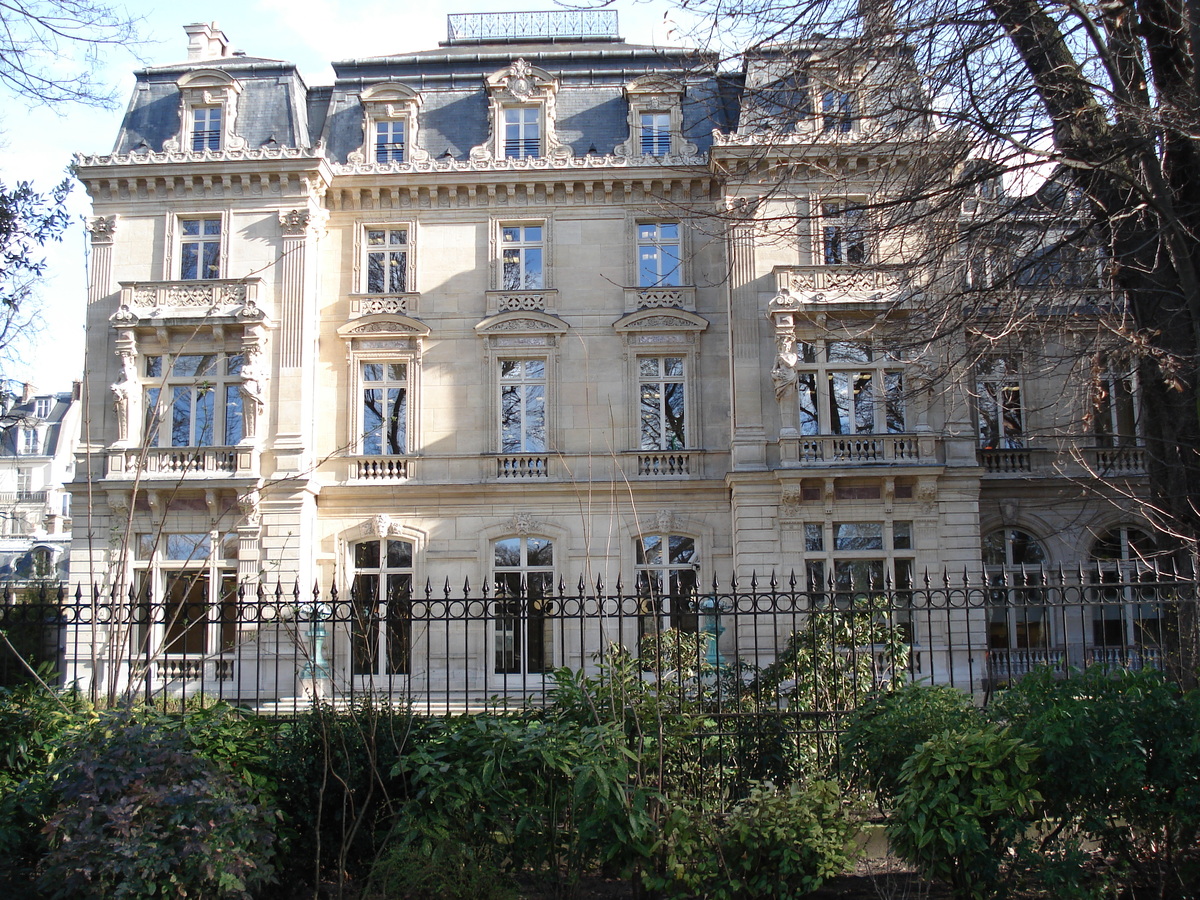 Picture France Paris Monceau Garden 2006-03 9 - Hotel Pool Monceau Garden