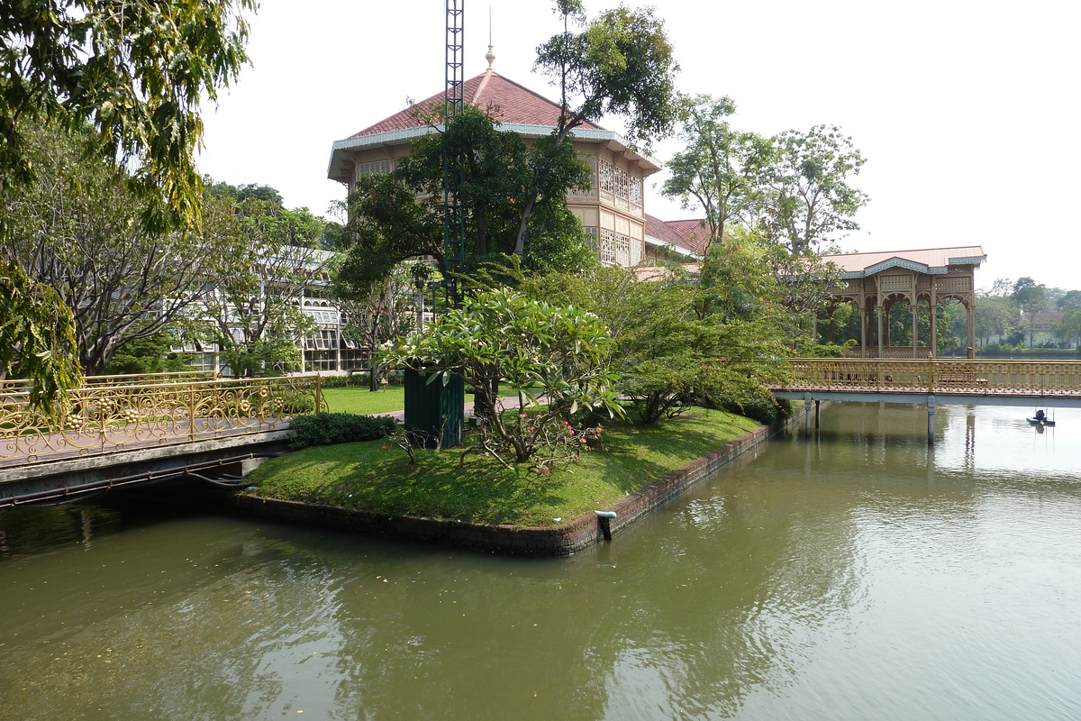 Picture Thailand Bangkok Vimanmek Palace 2011-01 38 - Walking Street Vimanmek Palace