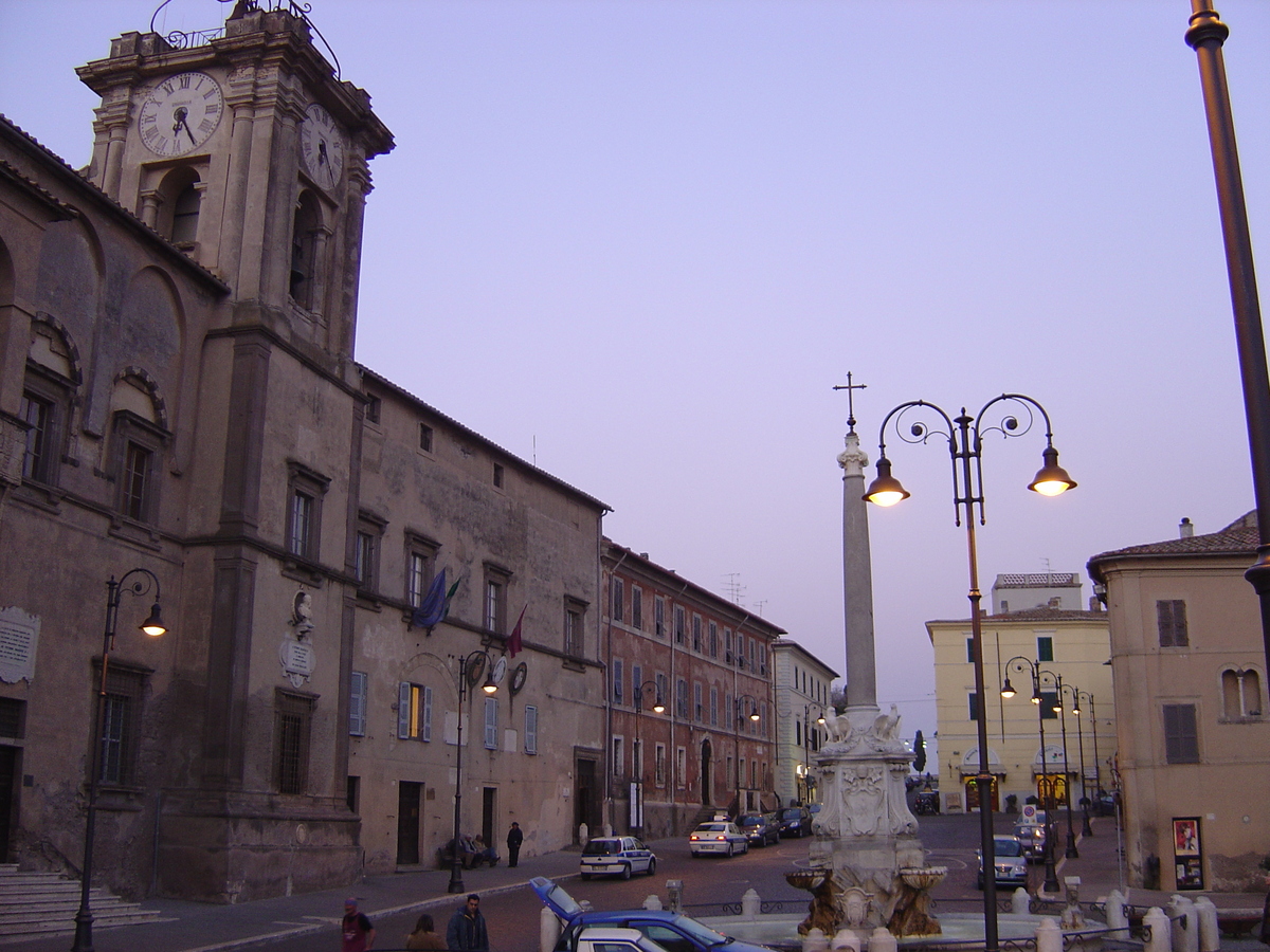 Picture Italy Tarquinia 2004-03 2 - Shopping Tarquinia