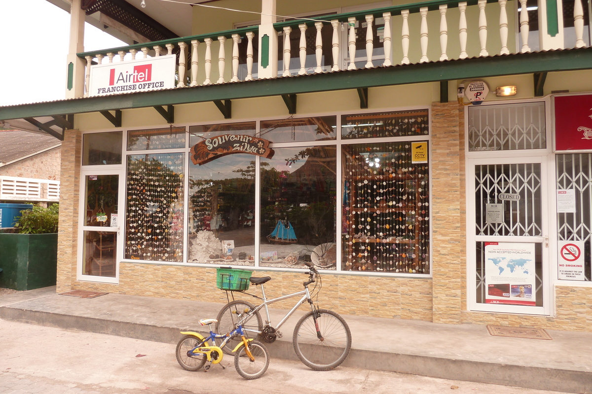 Picture Seychelles La Digue 2011-10 18 - Walking Street La Digue