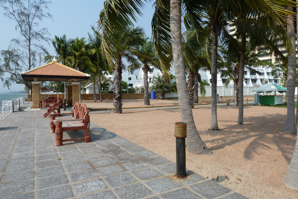 Picture Thailand Jomtien La Royale Beach condo 2011-02 40 - Monument La Royale Beach condo