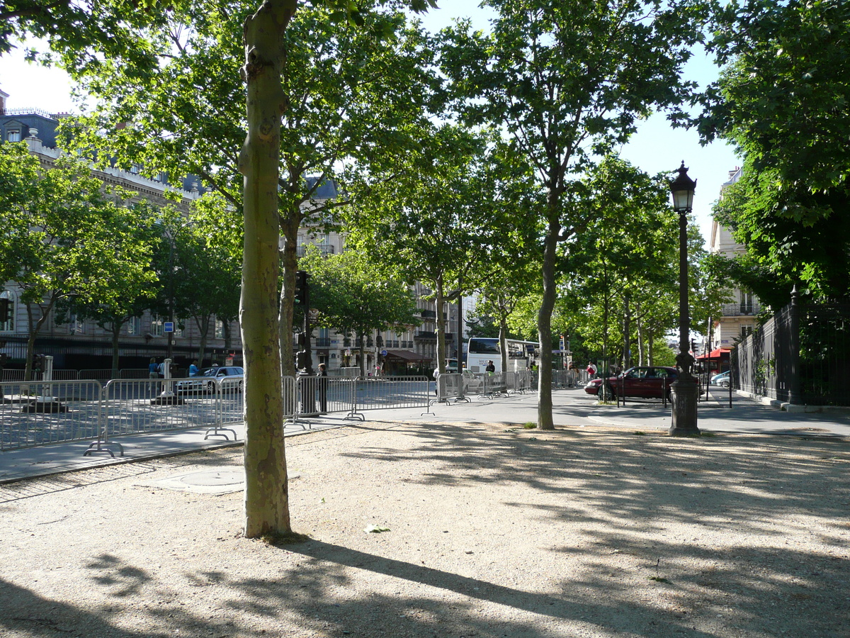 Picture France Paris Etoile and Arc de Triomphe 2007-05 17 - Hotel Pools Etoile and Arc de Triomphe