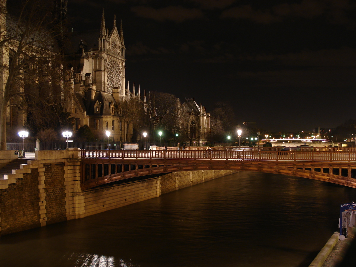 Picture France Paris Notre Dame 2006-03 6 - Streets Notre Dame