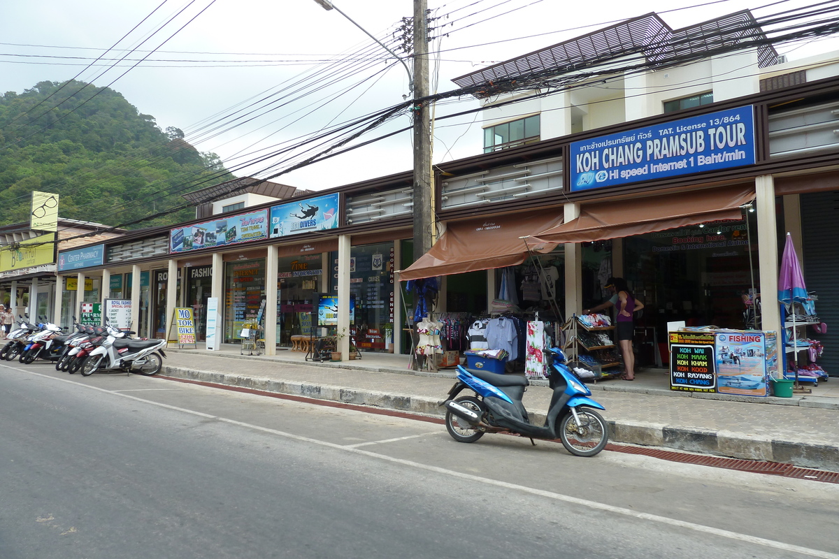 Picture Thailand Ko Chang Island road 2011-02 7 - Sauna Island road