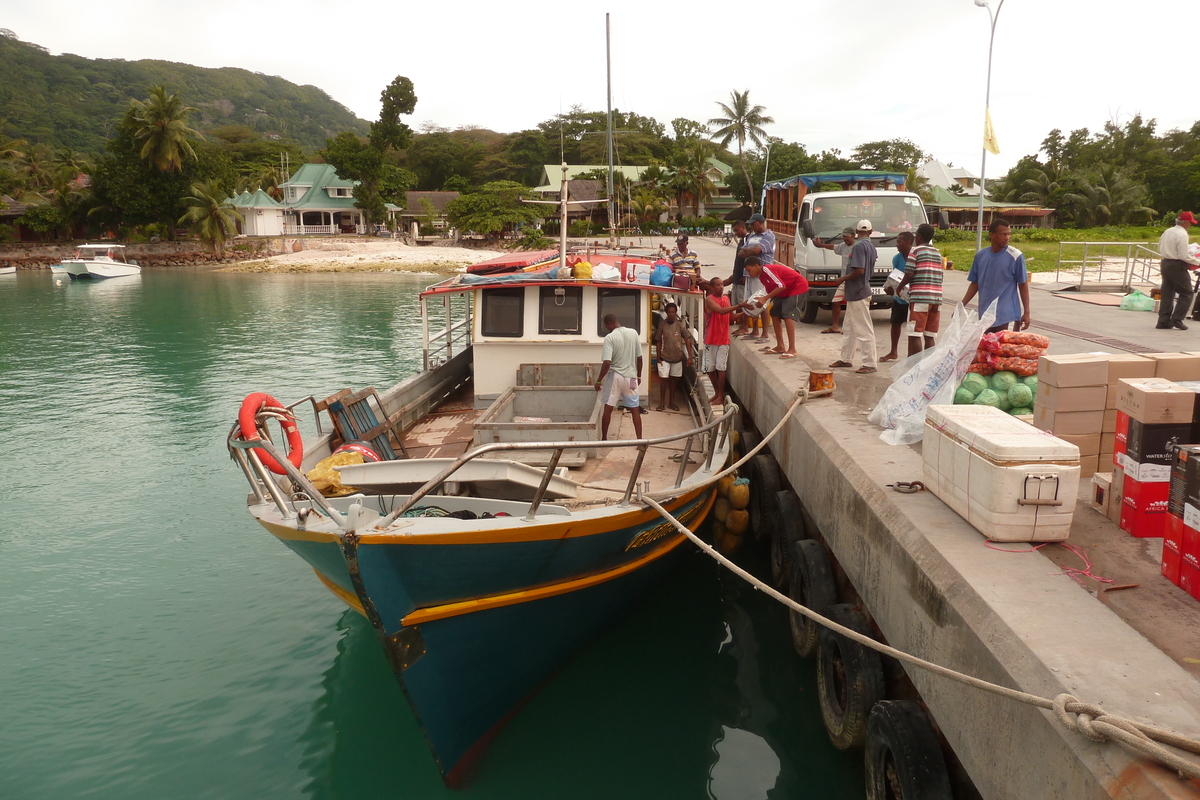 Picture Seychelles La Digue 2011-10 4 - Walking Street La Digue