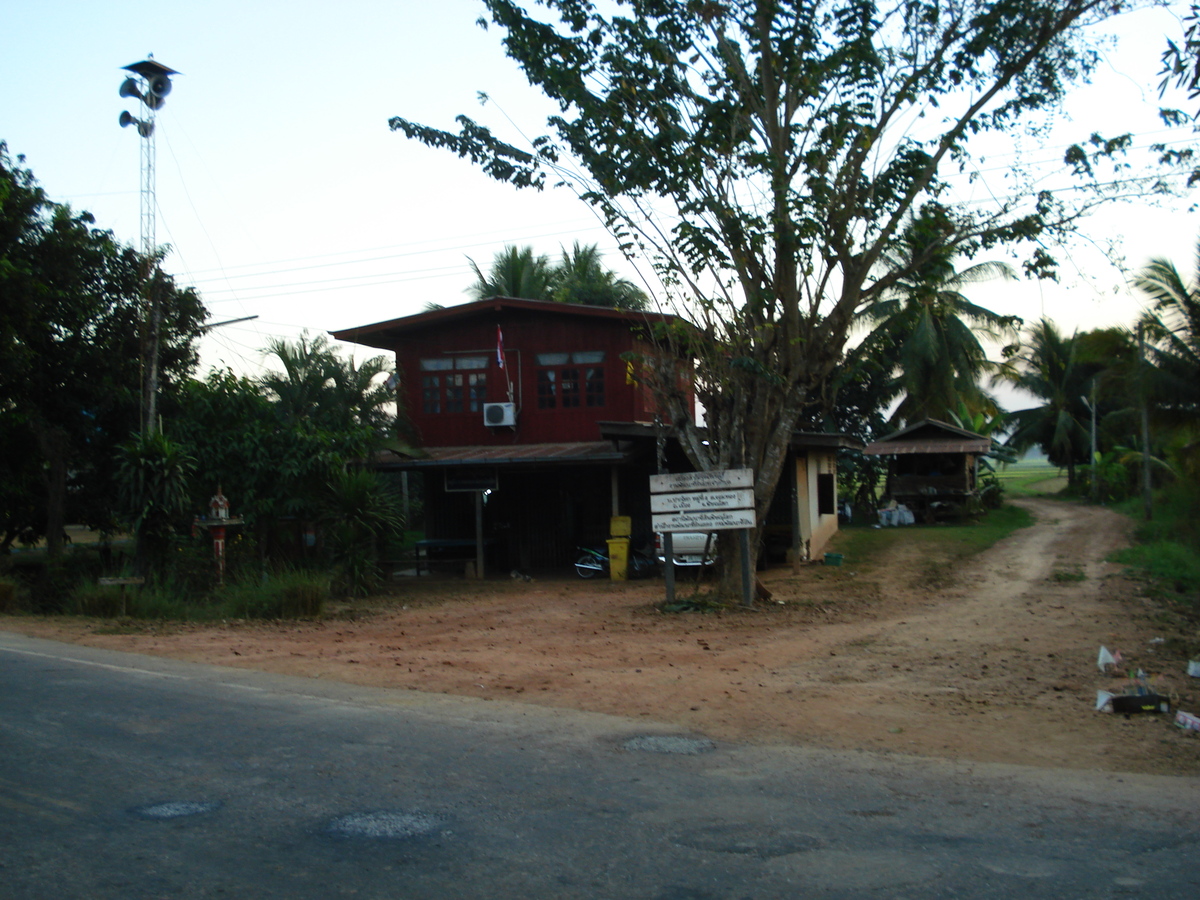 Picture Thailand Phitsanulok Jomthong Road 2008-01 10 - Monuments Jomthong Road