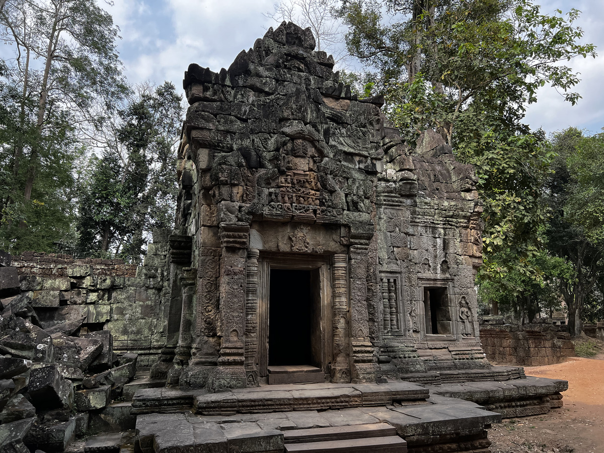 Picture Cambodia Siem Reap Ta Prohm 2023-01 30 - Walking Street Ta Prohm