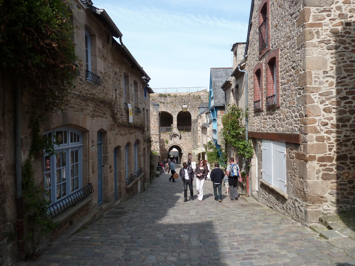 Picture France Dinan 2010-04 60 - Walking Street Dinan