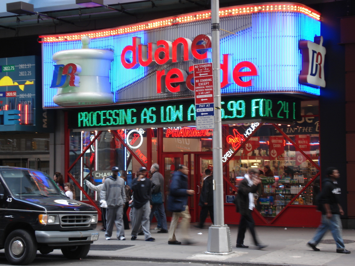 Picture United States New York Time Square 2006-03 12 - Shopping Time Square