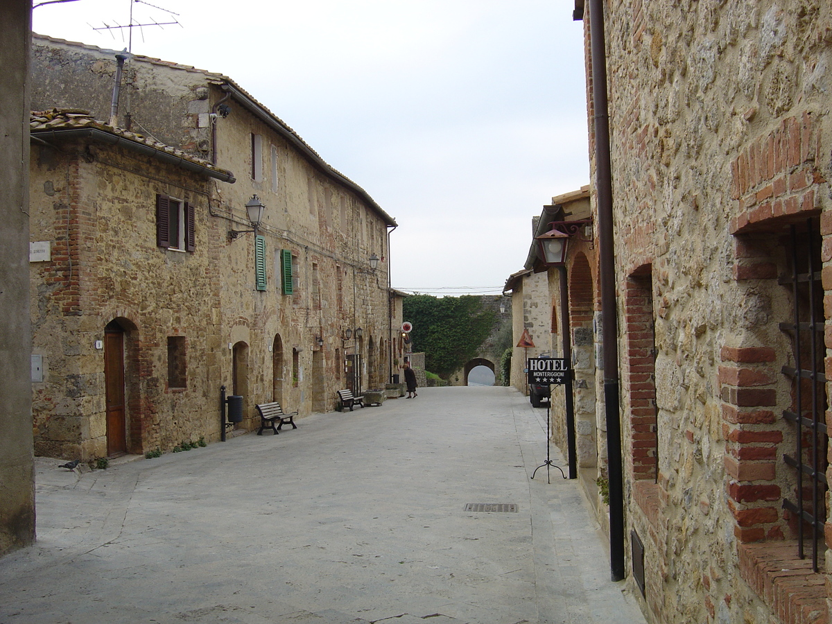 Picture Italy Monteriggioni 2004-03 7 - Lands Monteriggioni