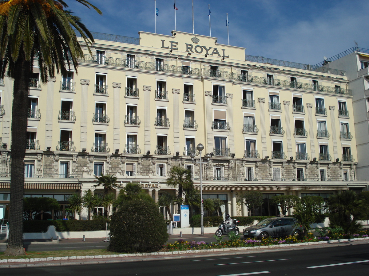 Picture France Nice 2007-02 54 - Hotel Pools Nice