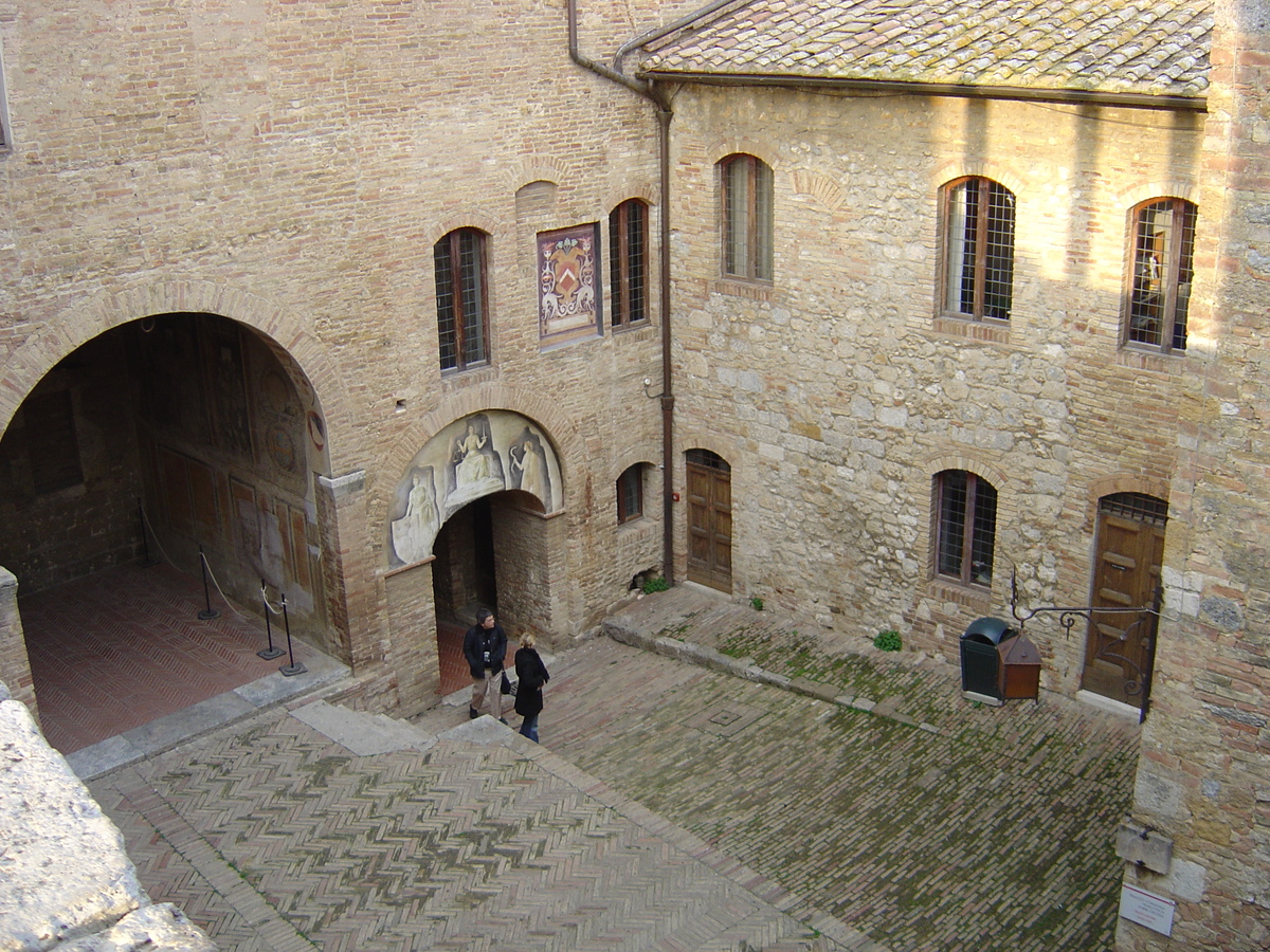 Picture Italy San Gimignano 2004-03 17 - Hotel Pools San Gimignano