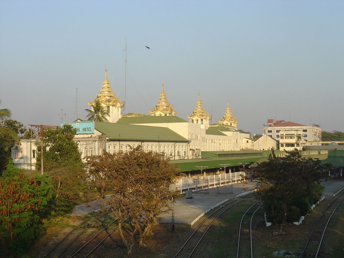 Picture Myanmar Yangon 2005-01 43 - Monuments Yangon