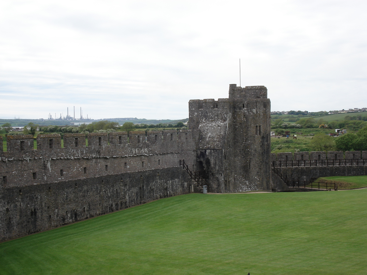 Picture United Kingdom Pembrokeshire Pembroke Castle 2006-05 15 - Savings Castle