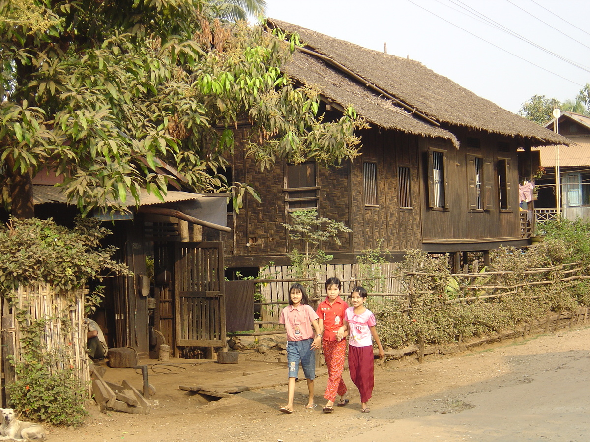 Picture Myanmar Dawei (TAVOY) 2005-01 81 - Street Dawei (TAVOY)