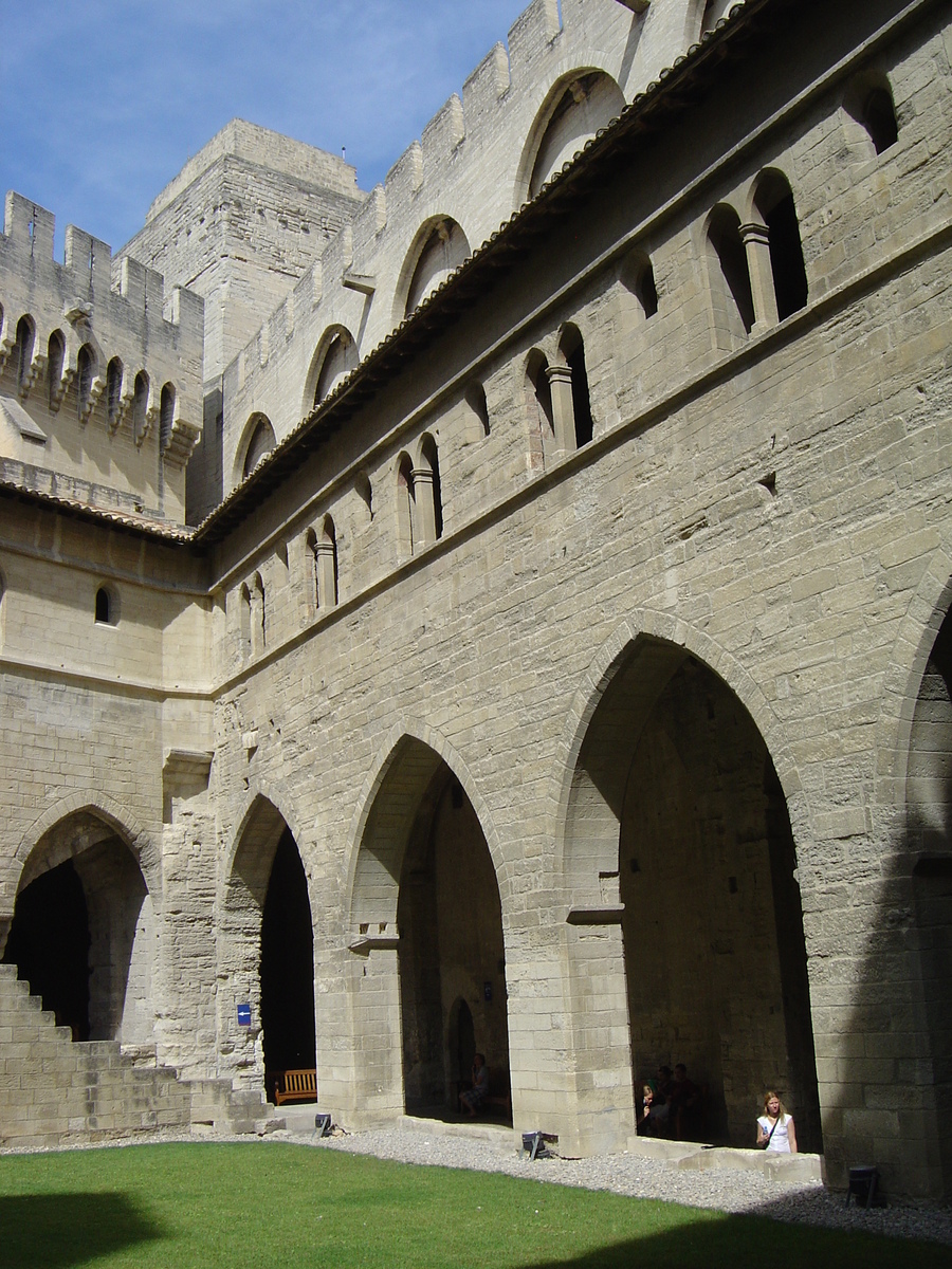 Picture France Avignon 2004-08 38 - Walking Street Avignon