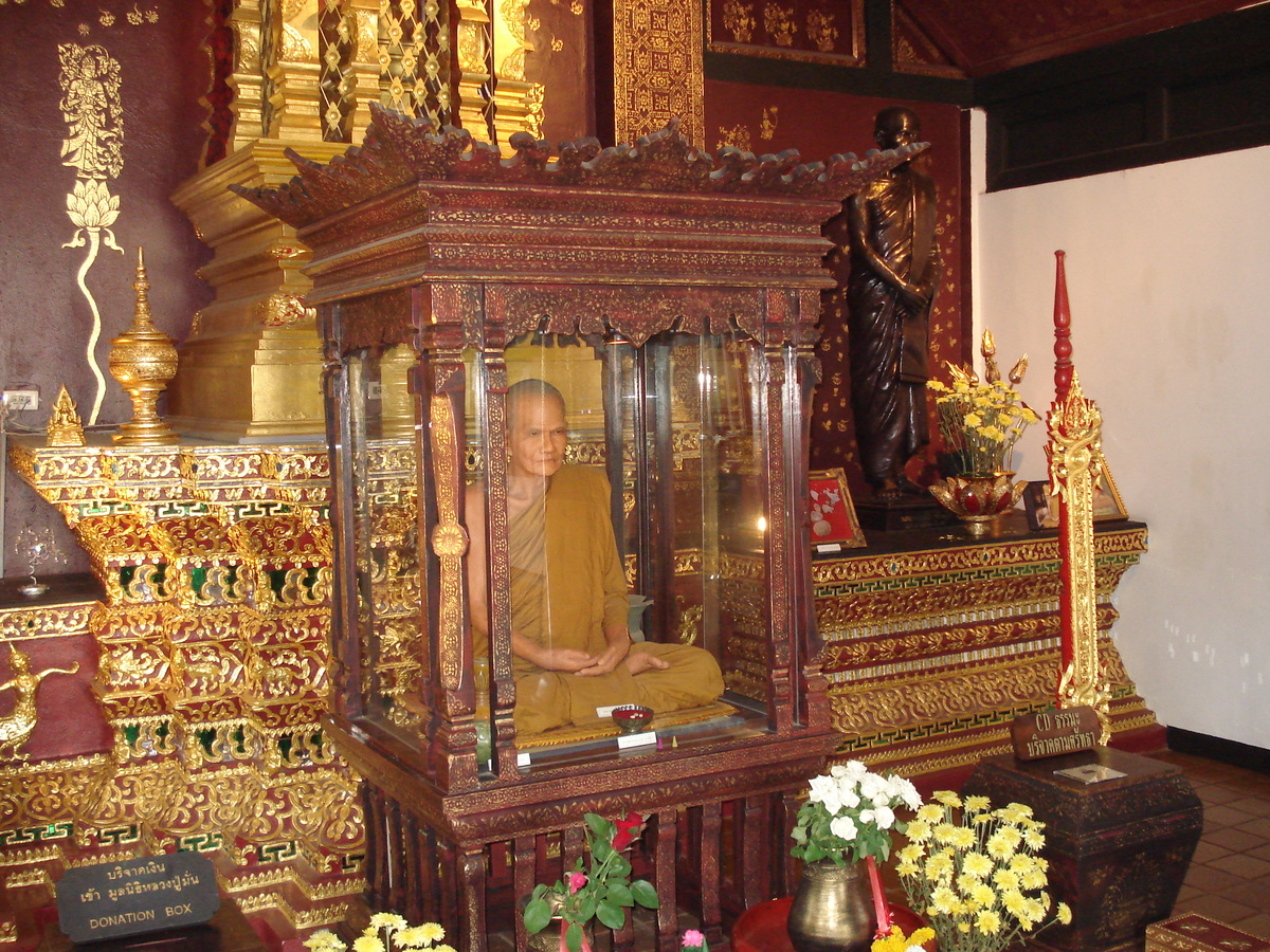 Picture Thailand Chiang Mai Inside Canal Wat Chediluang Varaviharn temple 2006-04 28 - Accomodation Wat Chediluang Varaviharn temple